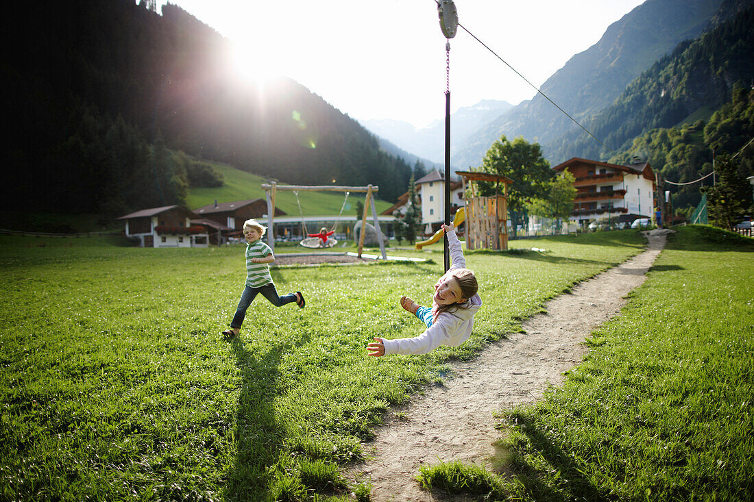 Mädchen spielt an der Seilbahn Bild kaufen lookphotos