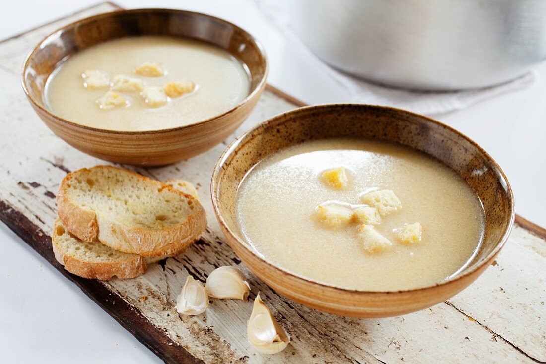 Knoblauchsuppe mit Croûtons Bilder kaufen 11129172 StockFood