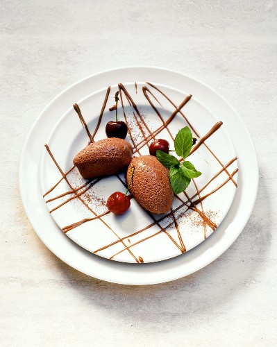 00186384         - Mocha and chocolate mousse with cherries