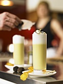 Kartoffelsuppe mit Trüffeln und Milchschaum in Gläsern