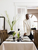 Butler deckt festliche Tafel