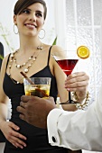 Leute mit Cocktails bei einer Party