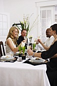 Leute trinken Champagner an festlicher Tafel