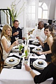 Leute trinken Champagner an festlicher Tafel