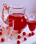 Cranberry-Saft und rote Bonbons zu Weihnachten