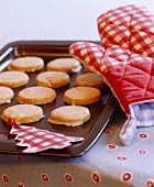 Ein Tablett mit frisch gebackenen Plätzchen zu Weihnachten
