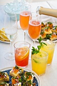 Verschiedene Cocktails und Partyhäppchen
