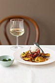 Bratkartoffeln mit Kalbfleischsalat und Tomaten