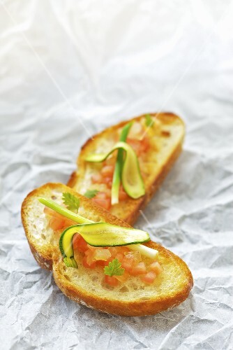 Belegte Brote mit Jungzwiebel, Tomaten, Zucchini