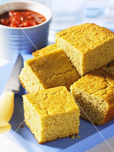 Corn bread and tomato sauce