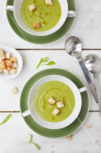 Pea soup with croutons