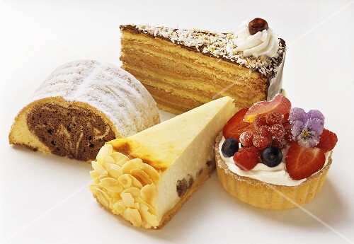 Vier verschiedene Kuchenstücke – Bild kaufen – 901138 – StockFood