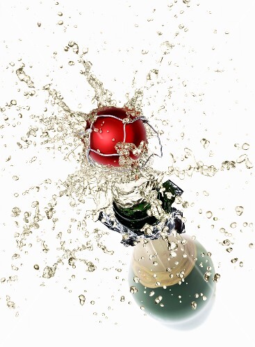 Korken fliegt aus Sektflasche
