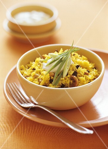 Saffron pilaw with cashew nuts and raisins