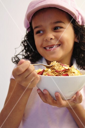 Kleines Mädchen isst Müsli
