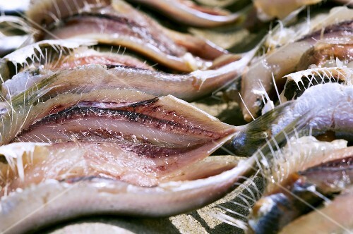 Drying sardines