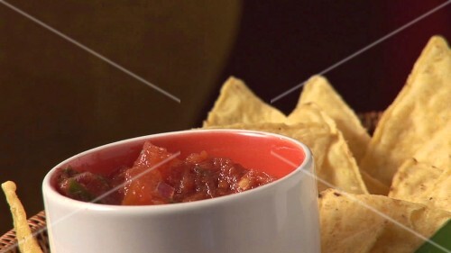 Nachos in Tomatensalsa dippen