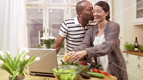 Pärchen bereitet gemeinsam den Salat zu