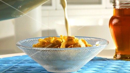 Milch über Cornflakes giessen