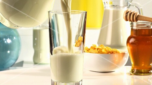 Milch in ein Glas giessen