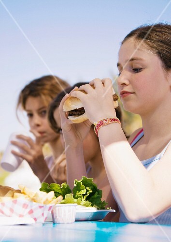Kids eating hamburgers