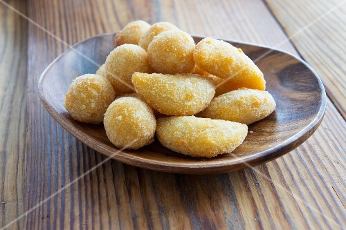 Salgadinhos on a wooden plate