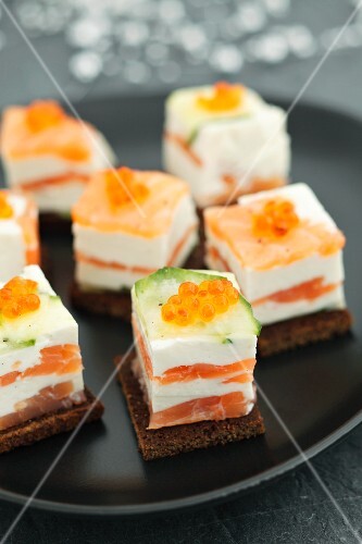 Lachsterrine mit Frischkäse, Gurke &amp; Kaviar – Bild kaufen – 11235464 ...