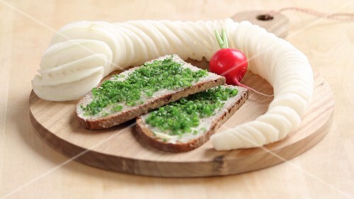 Radi schälen und zu einer Spirale schneiden
