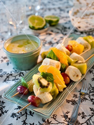 Fruit skewers with white chocolate sauce