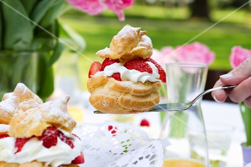 Windbeutel mit Erdbeeren und Sahne auf Kuchenheber