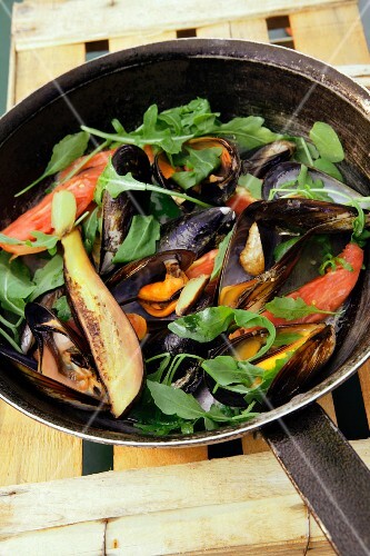 Stir-fried seafood with rocket