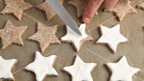 Cinnamon stars being made (US-English Voice Over)