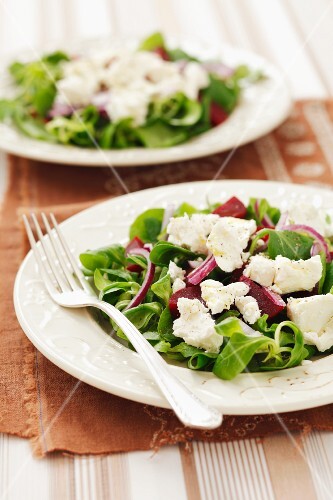Lamb's lettuce with beetroot, feta and red onions