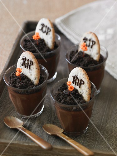 Halloween Pudding Tombstone Treats – buy images – StockFood