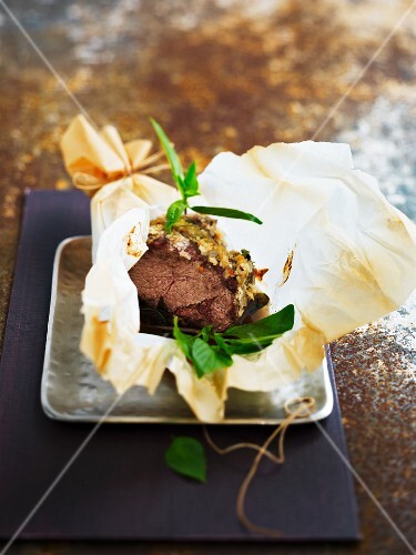 Beef in pergament paper with Thai basil