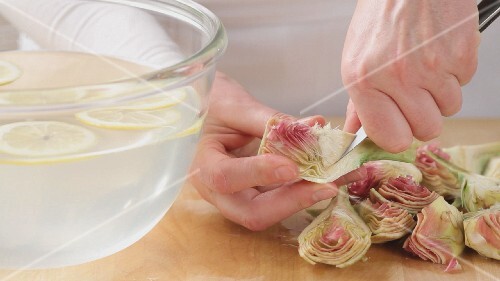 Artichokes being prepared (German Voice Over)