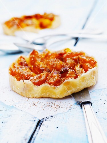 Mirabelle tartlet with cinnamon and sugar