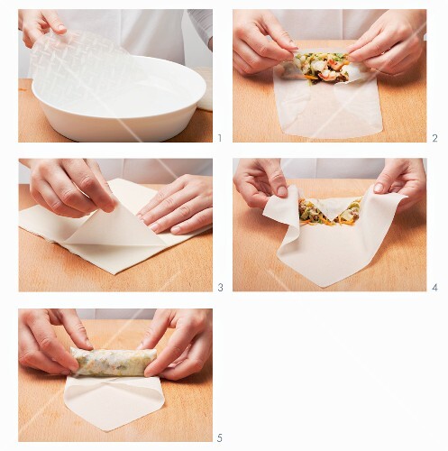Filling and rolling up rice paper or spring roll pastry