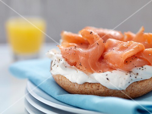 Vollkornbagel mit Frischkäse und Räucherlachs