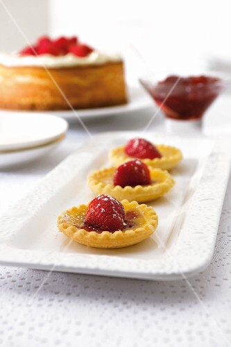 Strawberry tartlets with vanilla cream