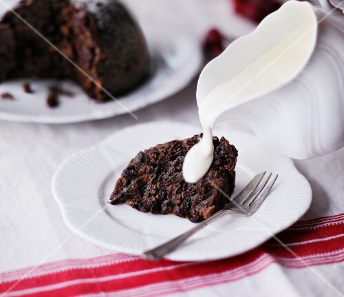 Christmas Pudding wird mit Custard cream beträufelt
