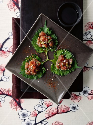 Tuna on cress leaves (Asia)