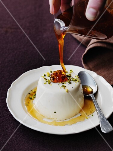 Pannacotta al miele (panna cotta with pistachios and honey)