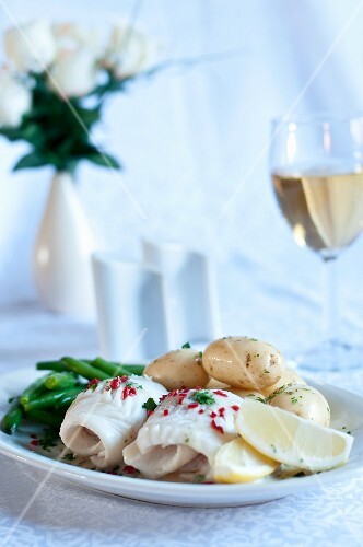 Haddock rolls with chilli, potatoes and green beans
