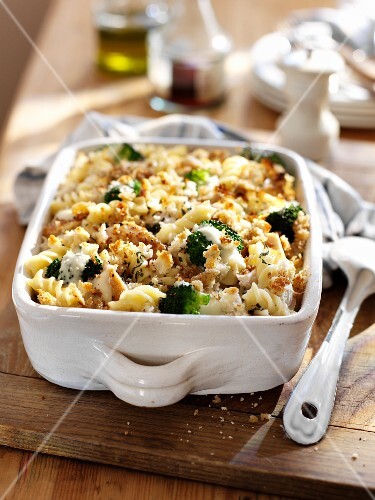 Chicken and broccoli gratin with fusilli pasta