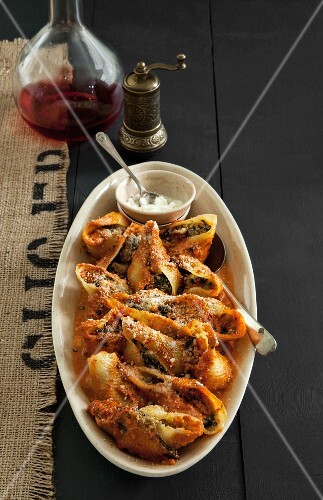Shell pasta filled with spinach and ricotta