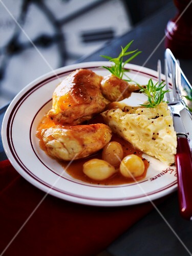 Chicken in a shallot and balsamic vinegar sauce with gratinated pasta
