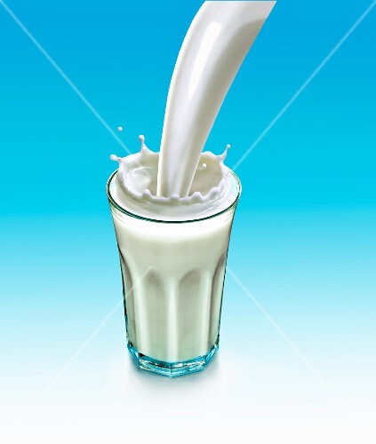 Milch in ein Glas einschenken