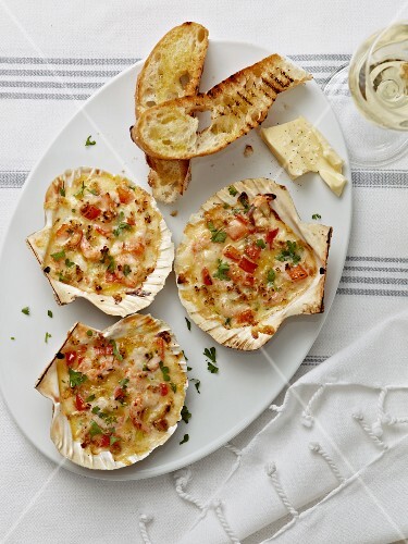 Gratinated prawns in scallop shells