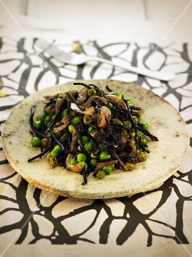 Peas with hijiki algae